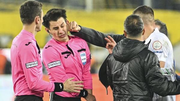 Faruk Koca punched Halil Umut Meler after his team drew a league game 1-1